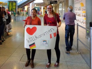 Irma, unsere neue Reverse-Freiwillige und Tabea beim Empfang auf dem Stuttgarter Flughafen.
