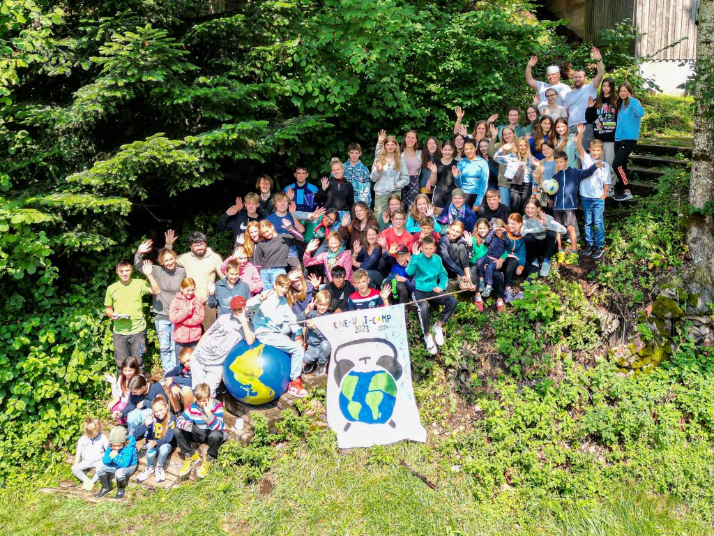 Gruppenbild von 70 Teilnehmer und Teamer des Eine-Welt-Camps 2023.